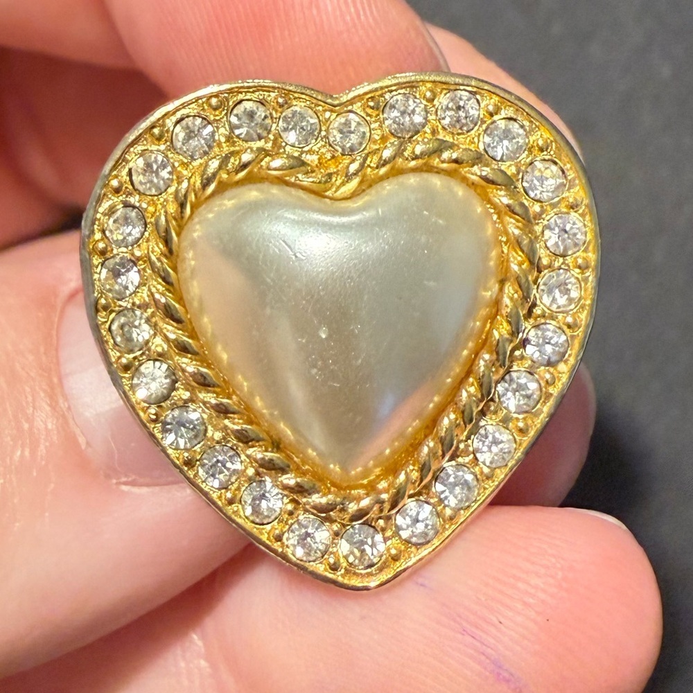 Signed JS Janette Smillie Vintage Heart Faux Pearl & Rhinestone Clip-On Earrings - Picture 5 of 11